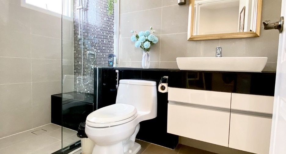 For rent 5 bed condo in Huai Khwang, Bangkok