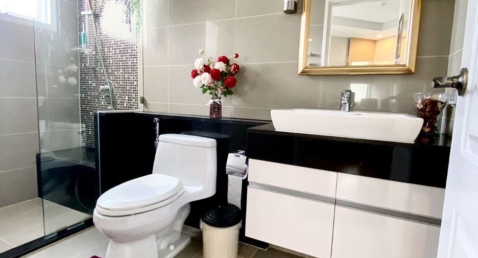 For rent 5 bed condo in Huai Khwang, Bangkok