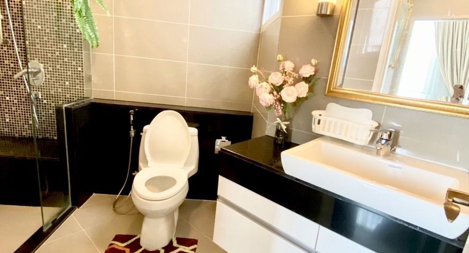 For rent 5 bed condo in Huai Khwang, Bangkok