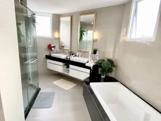 For rent 5 Beds condo in Huai Khwang, Bangkok