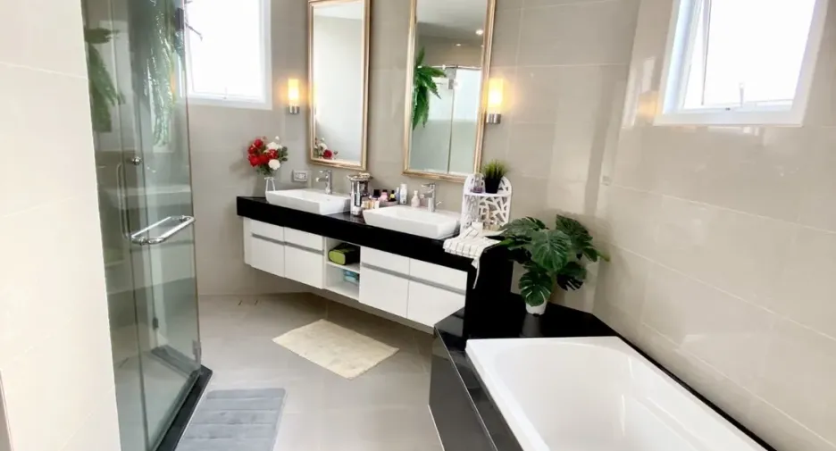 For rent 5 bed condo in Huai Khwang, Bangkok