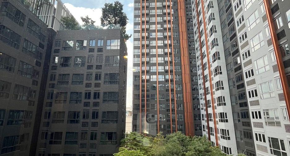 For rent 2 bed condo in Huai Khwang, Bangkok