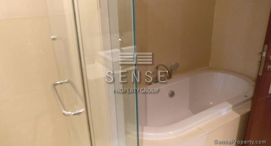 For rent 3 bedrooms condo in Khlong Toei, Bangkok