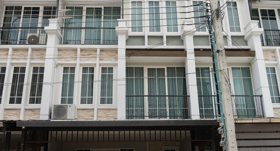 For sale 5 Beds townhouse in Lat Phrao, Bangkok