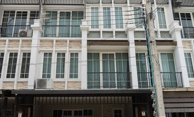 For sale 5 bed townhouse in Lat Phrao, Bangkok