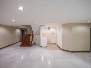 For sale 5 Beds condo in Huai Khwang, Bangkok