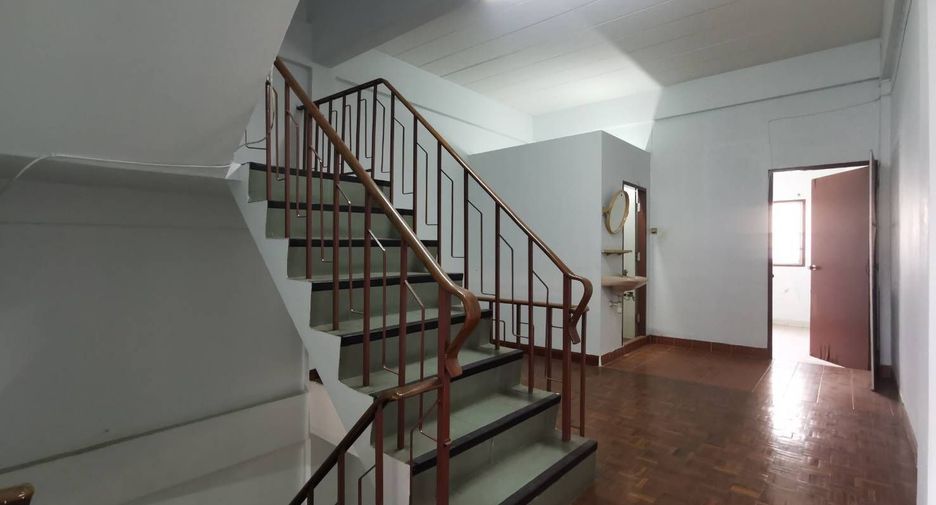 For sale 4 bed townhouse in Phasi Charoen, Bangkok