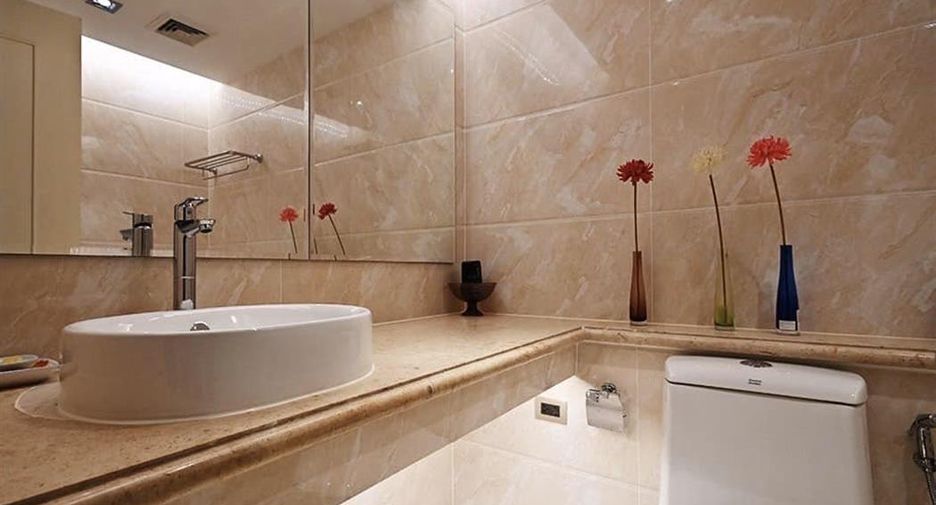For rent 3 bedrooms condo in Pathum Wan, Bangkok