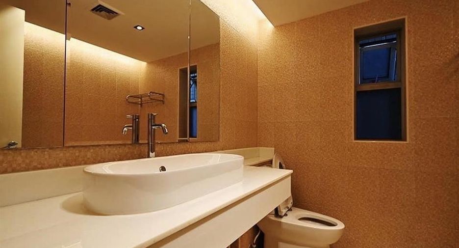 For rent 3 bedrooms condo in Pathum Wan, Bangkok