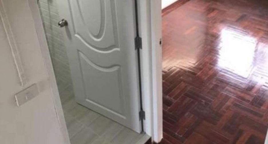 For sale 4 bedrooms townhouse in Khlong Toei, Bangkok