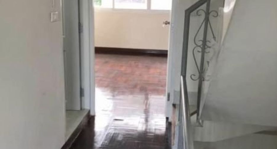 For sale 4 bedrooms townhouse in Khlong Toei, Bangkok
