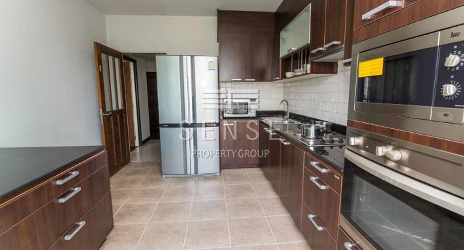 For rent 4 bedrooms condo in Sathon, Bangkok