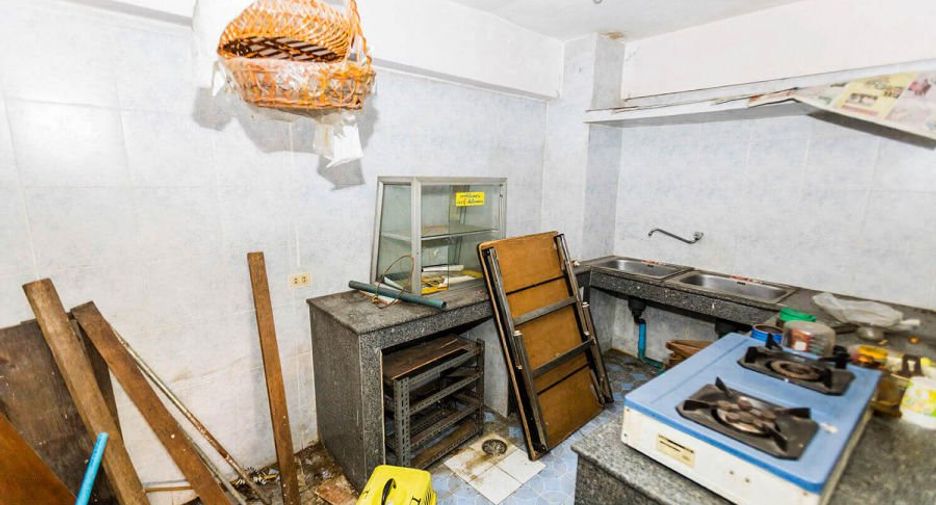 For sale 3 bedrooms retail Space in Rat Burana, Bangkok