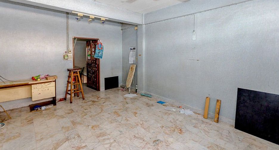 For sale 3 bedrooms retail Space in Rat Burana, Bangkok