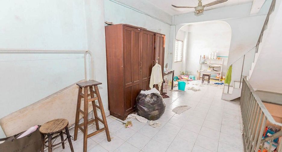 For sale 3 bedrooms retail Space in Rat Burana, Bangkok