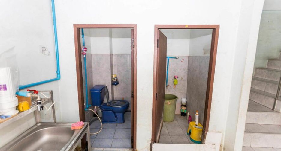 For sale 3 bedrooms retail Space in Rat Burana, Bangkok