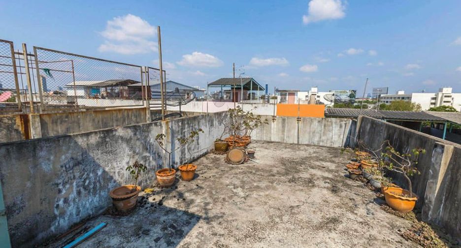 For sale 3 bedrooms retail Space in Rat Burana, Bangkok