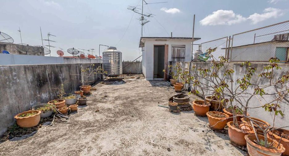 For sale 3 bedrooms retail Space in Rat Burana, Bangkok