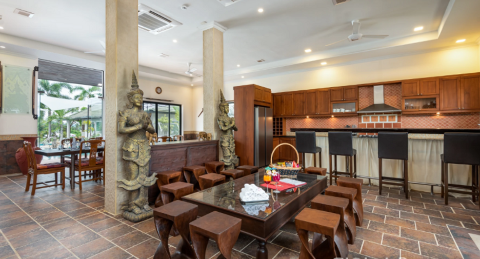 For rent そして for sale 6 Beds house in Huay Yai, Pattaya