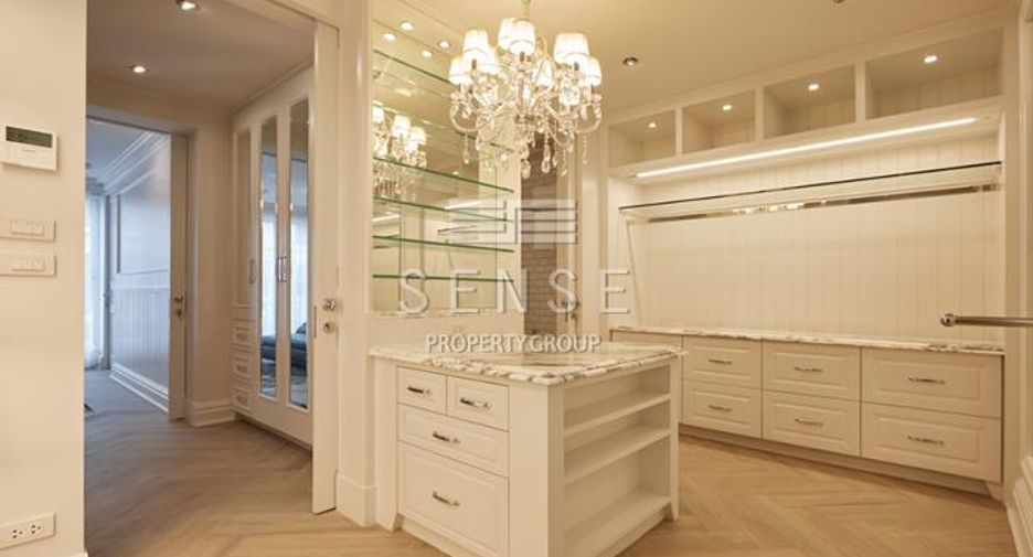 For sale 4 bedrooms townhouse in Ratchathewi, Bangkok