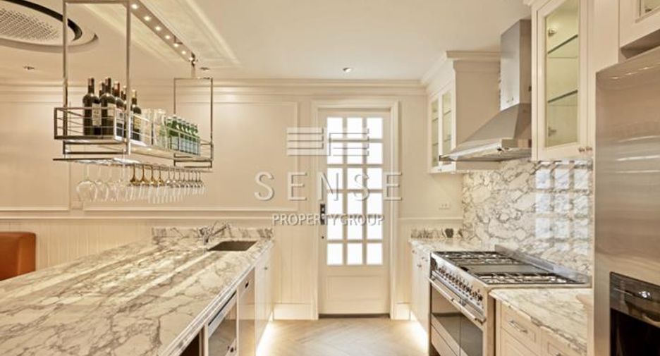 For sale 4 bedrooms townhouse in Ratchathewi, Bangkok