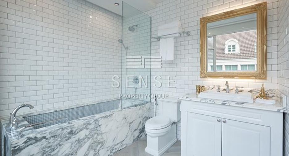 For sale 4 bedrooms townhouse in Ratchathewi, Bangkok