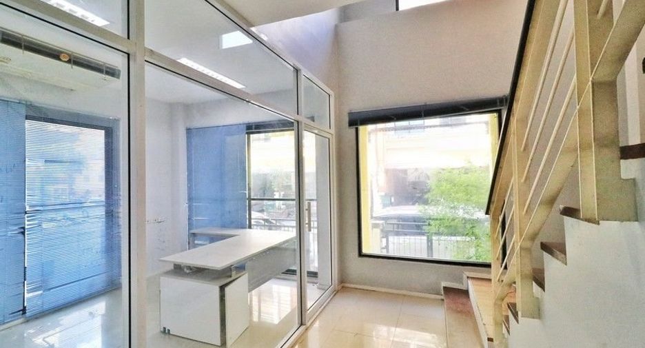 Oficina en venta de 4 habitaciones en Lat Phrao, Bangkok