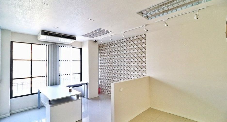Oficina en venta de 4 habitaciones en Lat Phrao, Bangkok