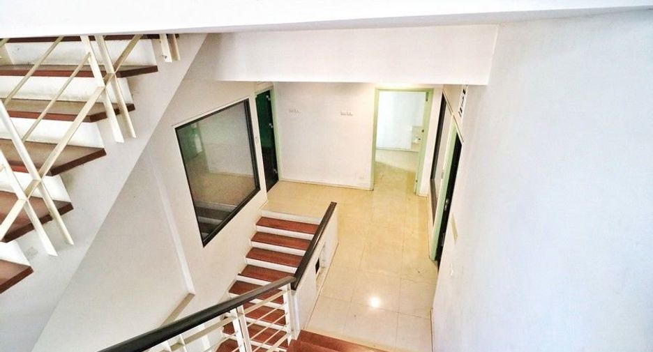 Oficina en venta de 4 habitaciones en Lat Phrao, Bangkok