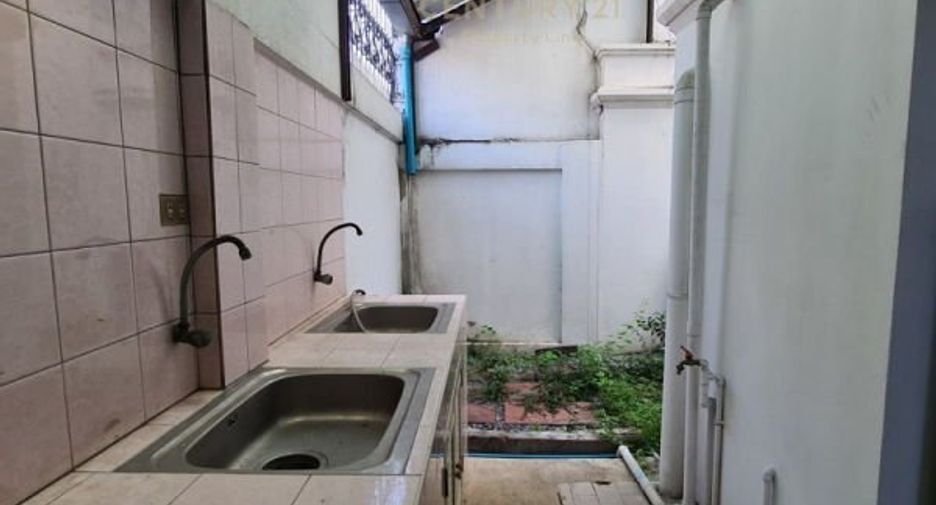 For rent 3 bedrooms townhouse in Phaya Thai, Bangkok