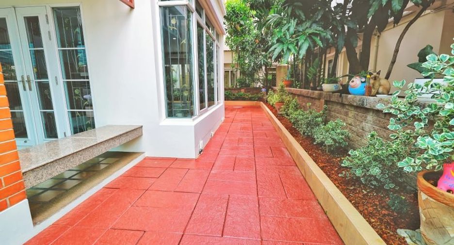 For sale 3 bedrooms house in Taling Chan, Bangkok