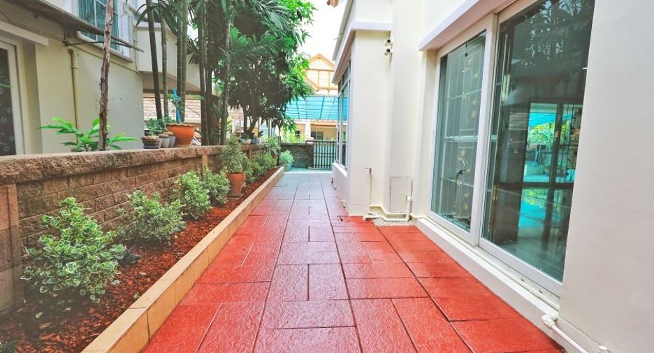 For sale 3 bedrooms house in Taling Chan, Bangkok