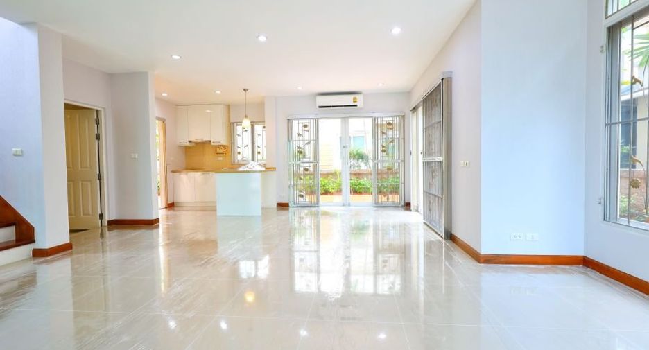 For sale 3 bedrooms house in Taling Chan, Bangkok