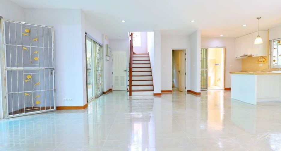 For sale 3 bedrooms house in Taling Chan, Bangkok