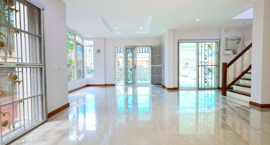 For sale 3 bedrooms house in Taling Chan, Bangkok