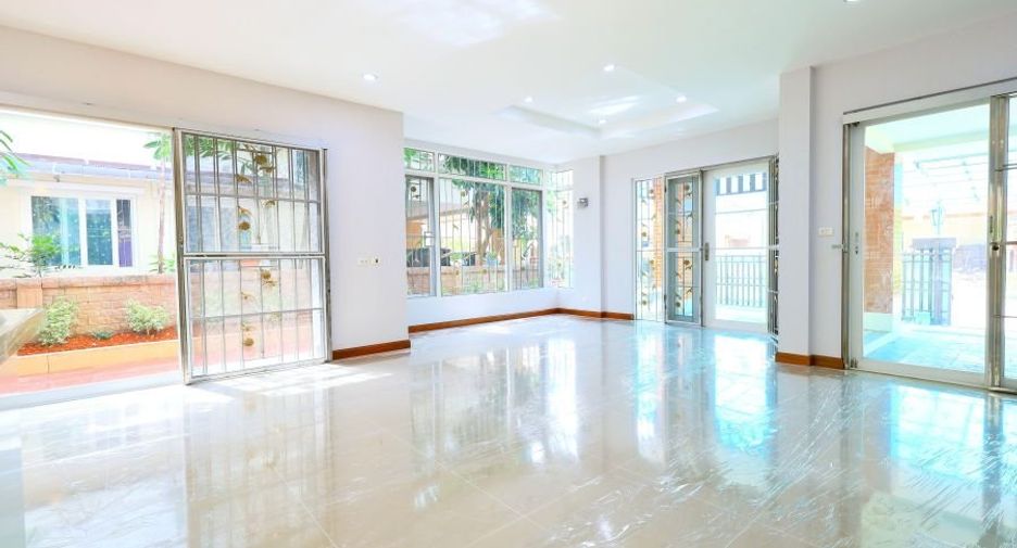 For sale 3 bedrooms house in Taling Chan, Bangkok