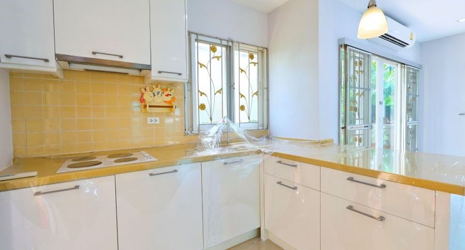 For sale 3 bedrooms house in Taling Chan, Bangkok