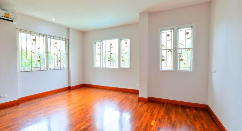 For sale 3 bedrooms house in Taling Chan, Bangkok