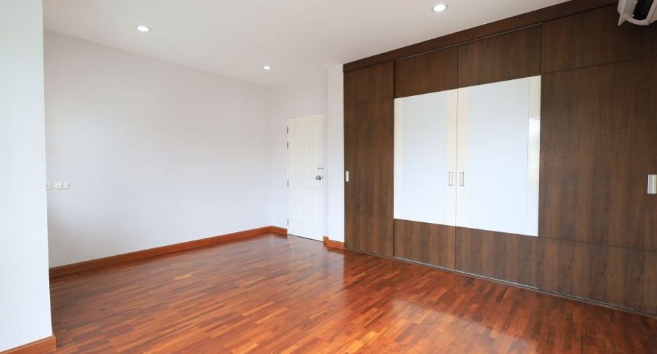 For sale 3 bedrooms house in Taling Chan, Bangkok