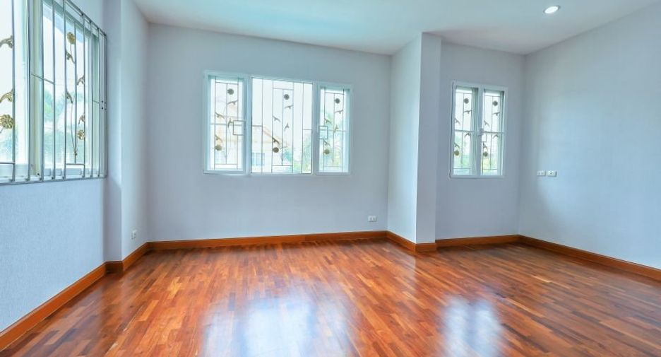 For sale 3 bedrooms house in Taling Chan, Bangkok