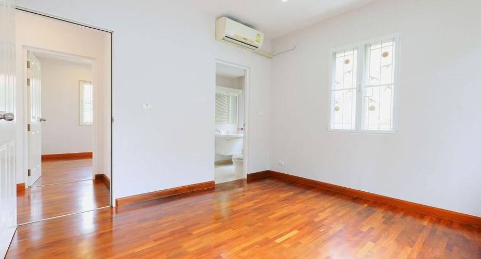 For sale 3 bedrooms house in Taling Chan, Bangkok