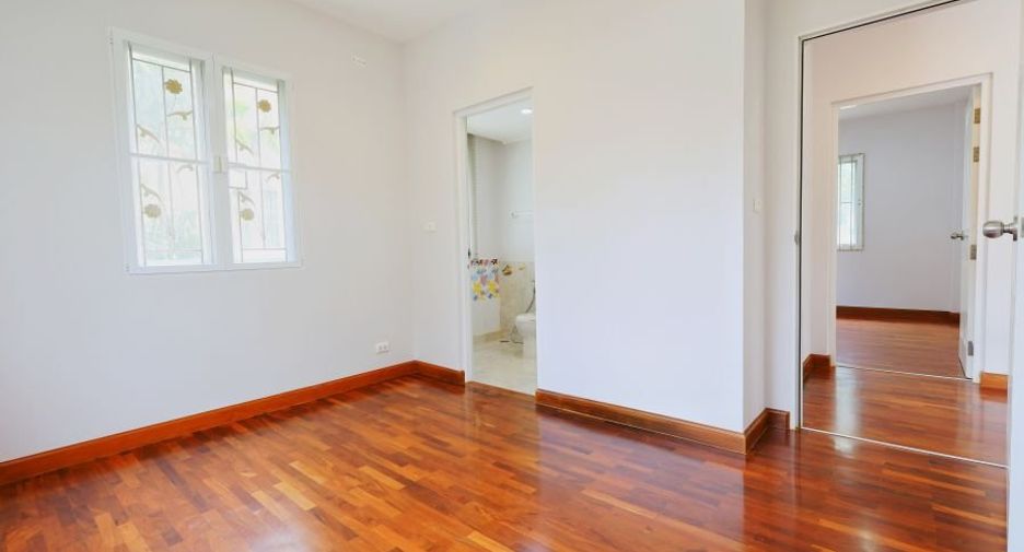 For sale 3 bedrooms house in Taling Chan, Bangkok