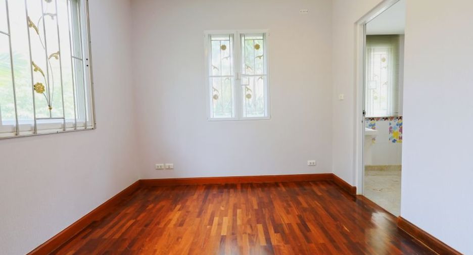 For sale 3 bedrooms house in Taling Chan, Bangkok