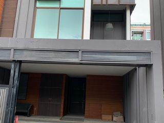 For sale 1 bed townhouse in Khlong Toei, Bangkok