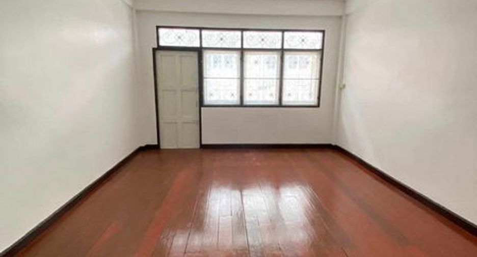 For sale and for rent retail Space in Phra Khanong, Bangkok