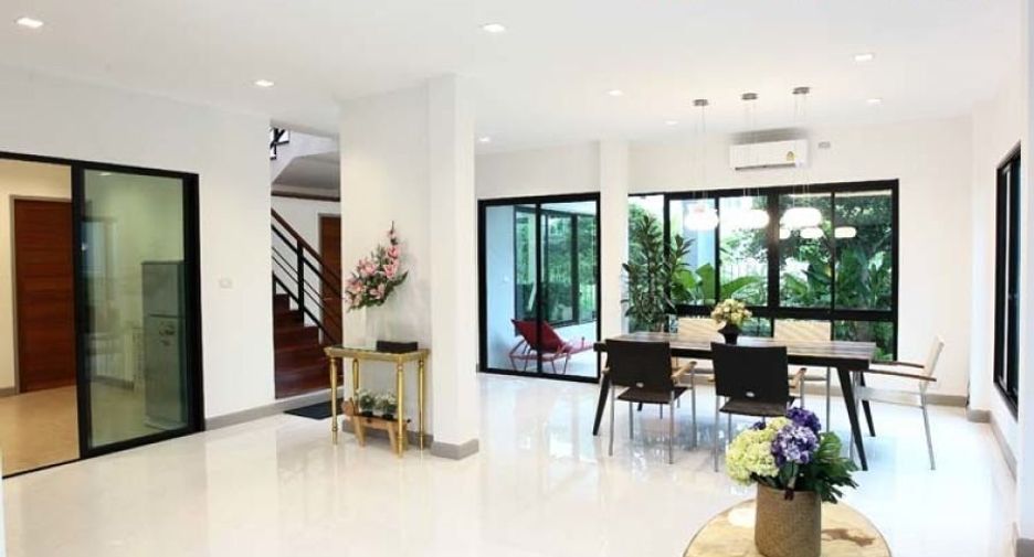 For sale 4 bedrooms house in Thawi Watthana, Bangkok