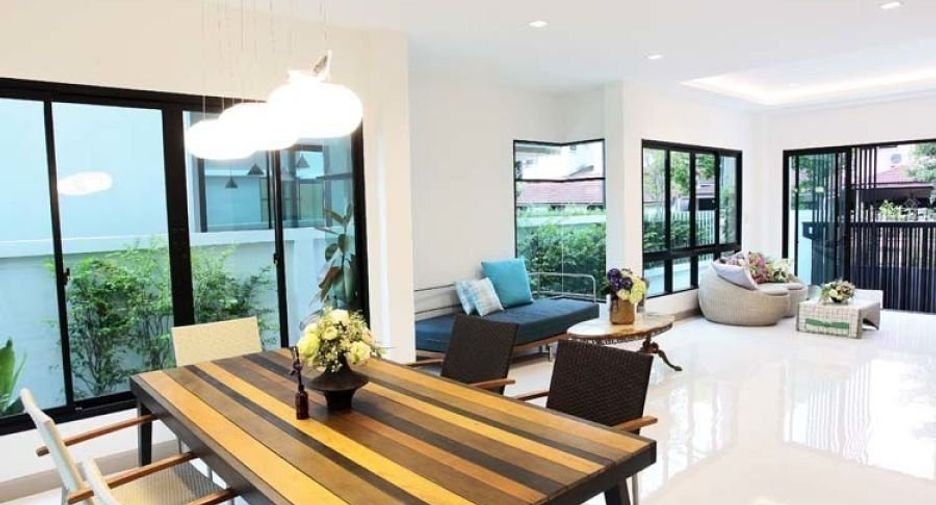 For sale 4 bedrooms house in Thawi Watthana, Bangkok