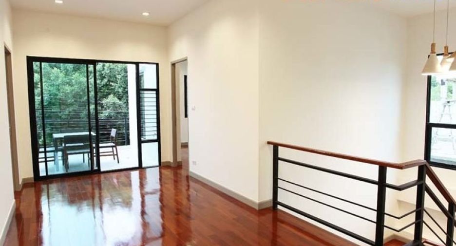 For sale 4 bedrooms house in Thawi Watthana, Bangkok