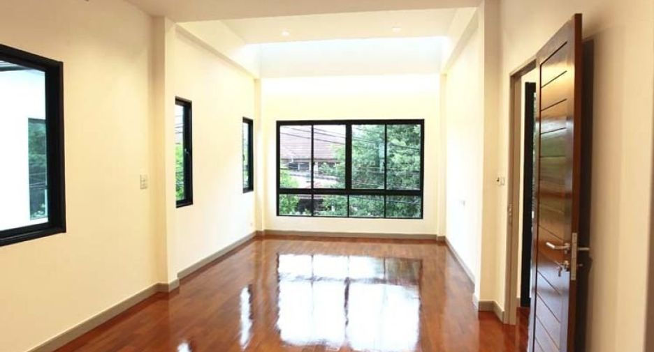 For sale 4 bedrooms house in Thawi Watthana, Bangkok