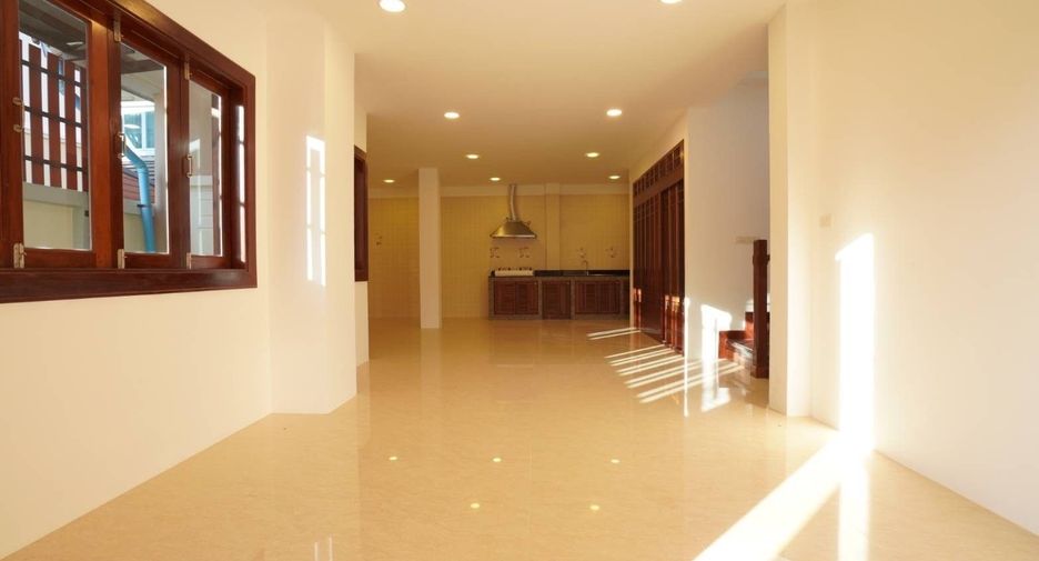 For rent 3 Beds house in Ban Bueng, Chonburi